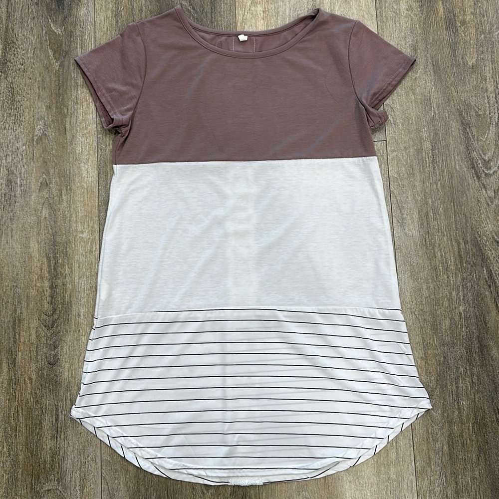 Super cute tunic!!! Mauve with white and black accents.